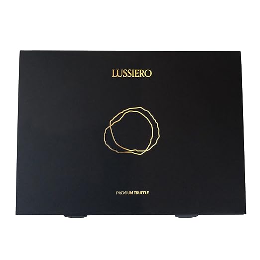Geschlossene schwarze Geschenkbox mit goldenem Emblem