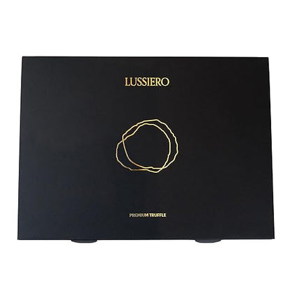 Geschlossene schwarze Geschenkbox mit goldenem Emblem