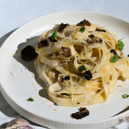 Tagliatelle mit schwarzer Trüffelsauce und gehobeltem Trüffel