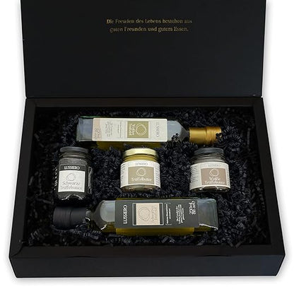 Geöffnete Geschenkbox mit zwei Trüffelölen, Butter und zwei Saucen