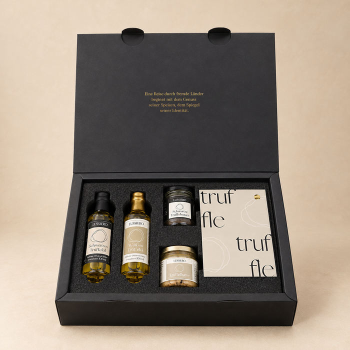 Geöffnete Geschenkbox mit Trüffelölen, Trüffelbutter und Sauce