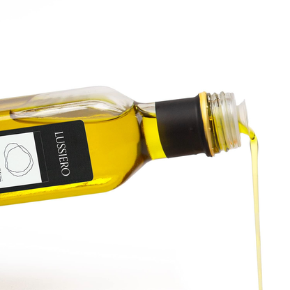 Trüffelöl wird aus der Flasche gegossen